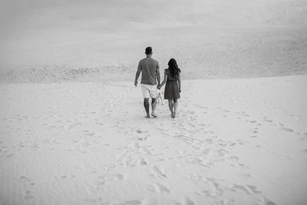 Jeune Couple Vêtements Orange Avec Chien Dans Désert Sable Blanc — Photo