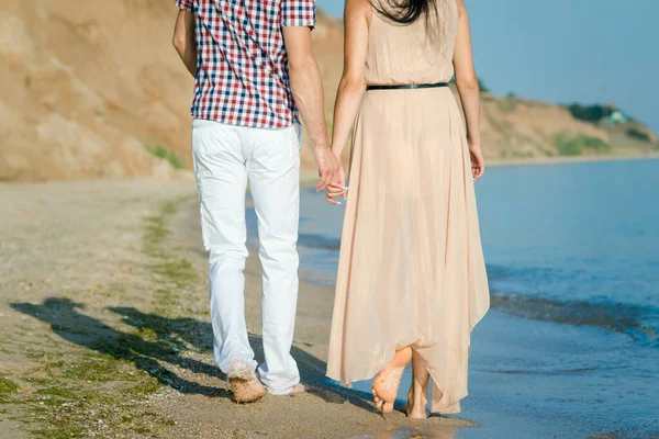 Ragazzo Una Ragazza Piedi Lungo Riva Del Mare Nuotare Acqua — Foto Stock