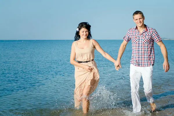 Een Jongen Een Meisje Lopen Langs Kust Zwemmen Het Water — Stockfoto