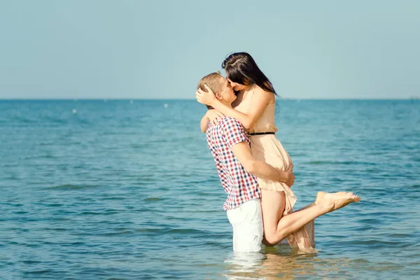 Een Jongen Een Meisje Lopen Langs Kust Zwemmen Het Water — Stockfoto