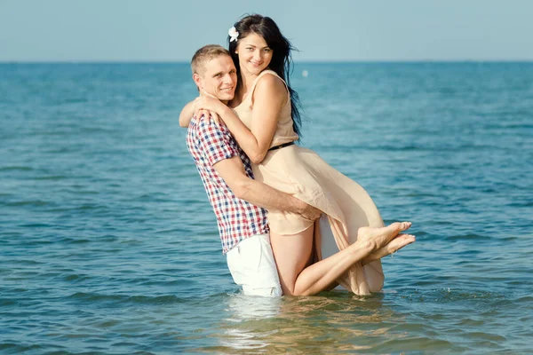 Een Jongen Een Meisje Lopen Langs Kust Zwemmen Het Water — Stockfoto