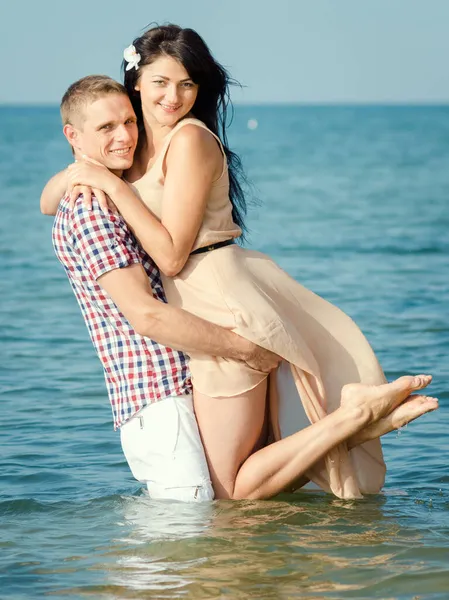 Chico Una Chica Caminan Por Orilla Del Mar Nadan Agua — Foto de Stock