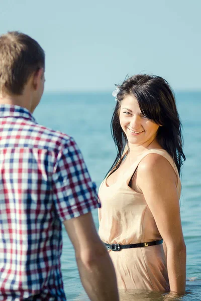 Ein Mann Und Ein Mädchen Spazieren Meer Entlang Schwimmen Wasser — Stockfoto