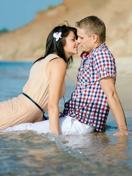 Chico Una Chica Caminan Por Orilla Del Mar Nadan Agua —  Fotos de Stock