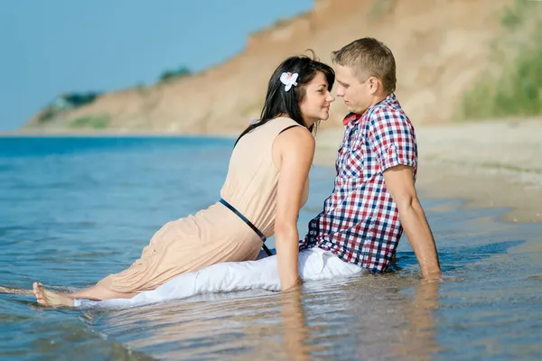 Een Jongen Een Meisje Lopen Langs Kust Zwemmen Het Water — Stockfoto