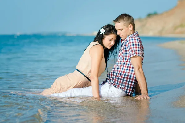 Chico Una Chica Caminan Por Orilla Del Mar Nadan Agua — Foto de Stock