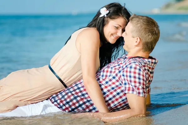 Chico Una Chica Caminan Por Orilla Del Mar Nadan Agua —  Fotos de Stock