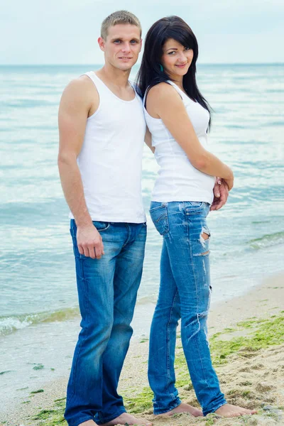 Guy Girl Jeans White Shirts Seashore — Stock Photo, Image