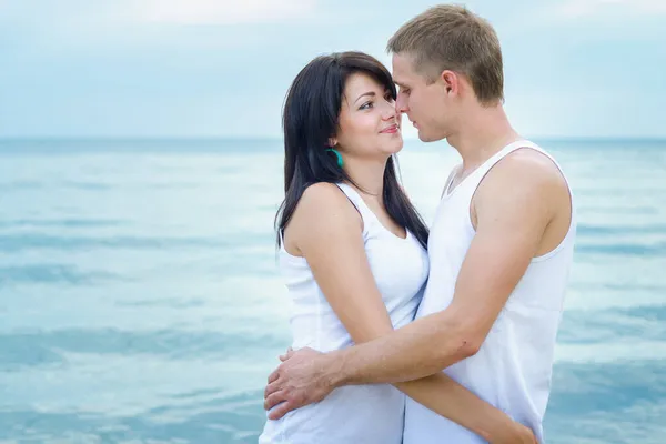 Mann Und Mädchen Jeans Und Weißen Shirts Strand — Stockfoto