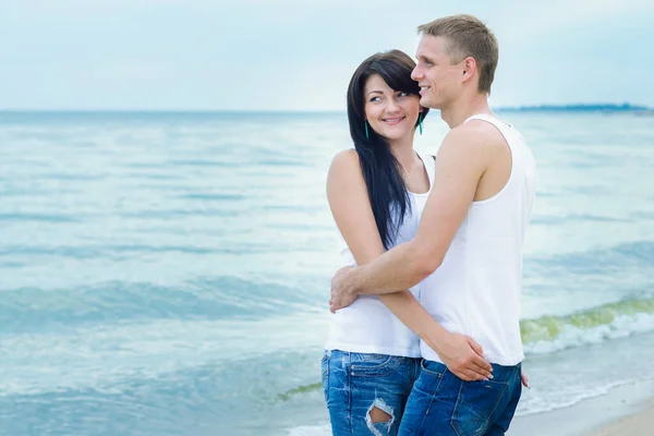 Mann Und Mädchen Jeans Und Weißen Shirts Strand — Stockfoto