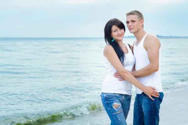 Guy Girl Jeans White Shirts Seashore — Stock Photo, Image