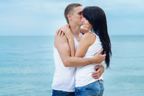 Chico Una Chica Jeans Camisetas Blancas Orilla Del Mar — Foto de Stock