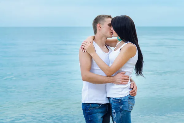 Man Een Meisje Jeans Witte Shirts Aan Kust — Stockfoto