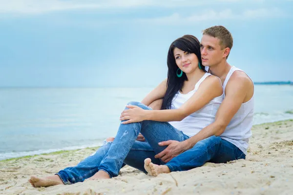 Mann Und Mädchen Jeans Und Weißen Shirts Strand — Stockfoto