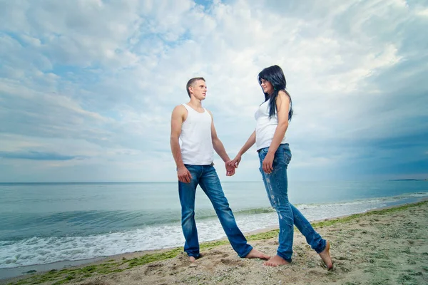 Mann Und Mädchen Jeans Und Weißen Shirts Strand — Stockfoto