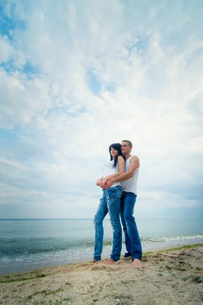 Chico Una Chica Jeans Camisetas Blancas Orilla Del Mar — Foto de Stock