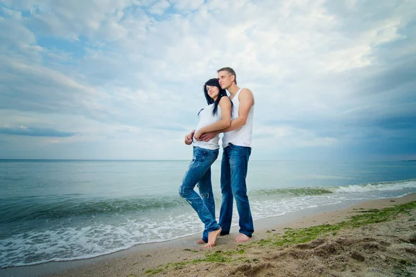 Mann Und Mädchen Jeans Und Weißen Shirts Strand — Stockfoto