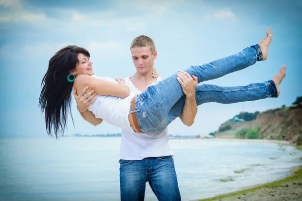 Man Een Meisje Jeans Witte Shirts Aan Kust — Stockfoto