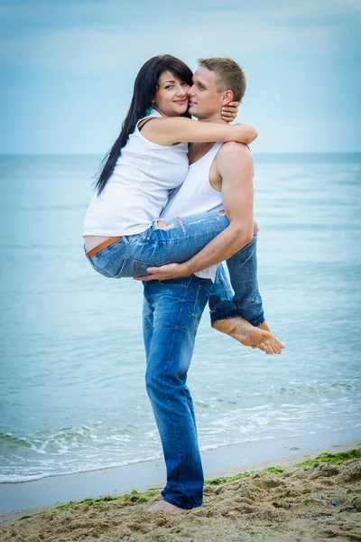 Man Een Meisje Jeans Witte Shirts Aan Kust — Stockfoto