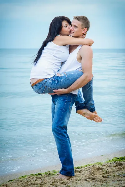 Mann Und Mädchen Jeans Und Weißen Shirts Strand — Stockfoto