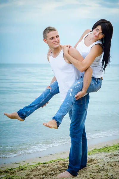 Guy Girl Jeans White Shirts Seashore — Stock Photo, Image