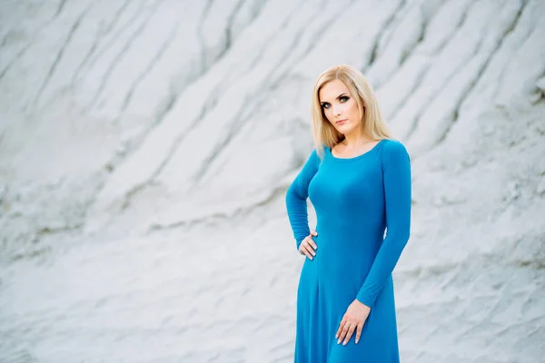 Menina Loira Vestido Azul Com Olhos Azuis Uma Pedreira Granito — Fotografia de Stock