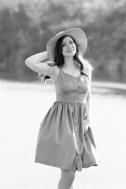 Genç bir kız granit kayalarla çevrili bir dağ gölünün yanında yürüyor.