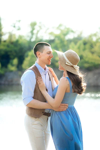 Una Giovane Coppia Ragazzo Una Ragazza Stanno Camminando Vicino Lago — Foto Stock