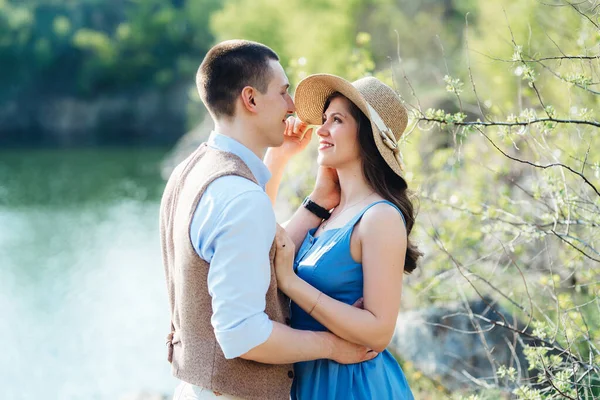 Young Couple Guy Girl Walking Mountain Lake Surrounded Granite Rocks — Stock Photo, Image