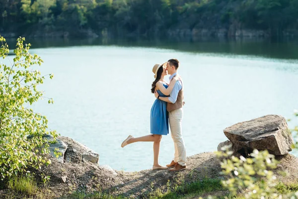 Una Pareja Joven Chico Una Chica Están Caminando Cerca Lago —  Fotos de Stock