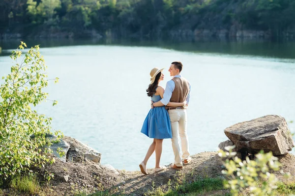 Ett Ungt Par Kille Och Flicka Går Nära Bergssjö Omgiven — Stockfoto