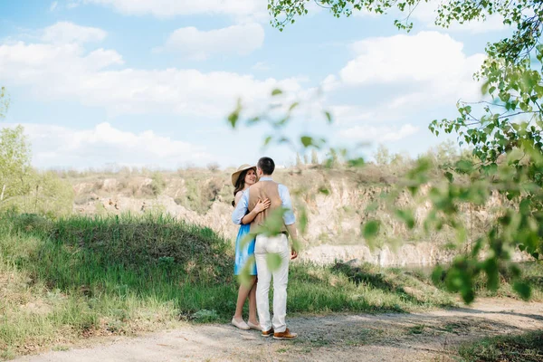 Een Jong Stel Een Jongen Een Meisje Lopen Buurt Van — Stockfoto