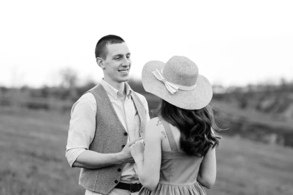 Young Couple Guy Girl Walking Green Mountain Hills — Stock Photo, Image