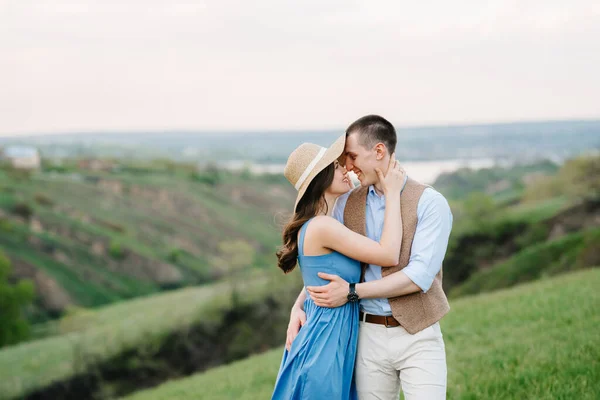 Mladý Pár Chlap Dívka Jsou Chůze Zelených Horských Kopcích — Stock fotografie