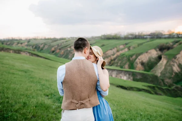 Giovane Coppia Ragazzo Una Ragazza Stanno Camminando Tra Verdi Colline — Foto Stock