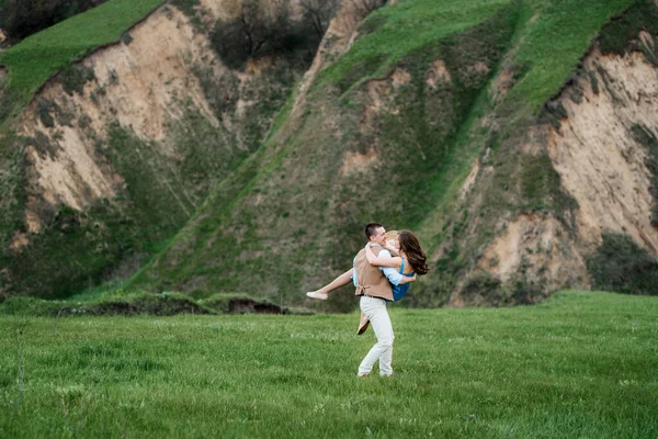 若い夫婦と女の子が緑の山の丘を歩いていて — ストック写真