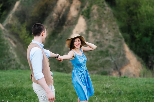 Jong Paar Een Man Een Meisje Zijn Wandelen Groene Berg — Stockfoto