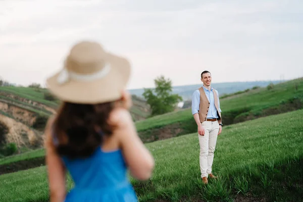 Jong Paar Een Man Een Meisje Zijn Wandelen Groene Berg — Stockfoto