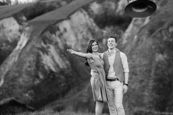 若い夫婦と女の子が緑の山の丘を歩いていて — ストック写真