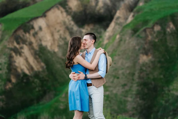 Jovem Casal Cara Uma Menina Estão Andando Nas Colinas Verdes — Fotografia de Stock