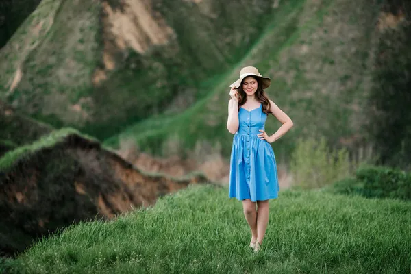 Young Girl Straw Hat Large Brim Mountain Green Slopes — Stock Photo, Image