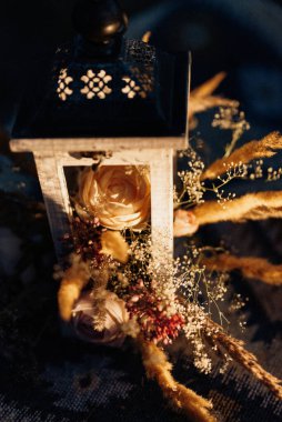 Doğal çiçekler ve yeşil elementlerden yapılmış zarif düğün süsleri.