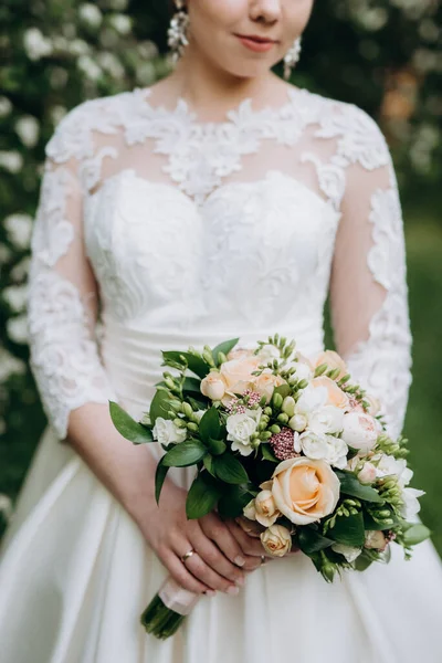 Елегантний Весільний Букет Свіжих Натуральних Квітів Зелені — стокове фото