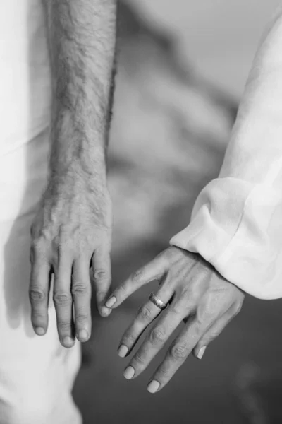 Noiva Noivo Ternamente Dão Mãos Entre Eles Amor Relacionamentos — Fotografia de Stock
