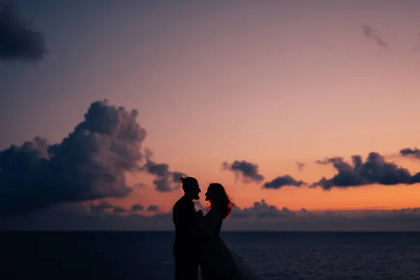 Silhuetas Jovem Casal Feliz Cara Menina Fundo Pôr Sol Laranja — Fotografia de Stock