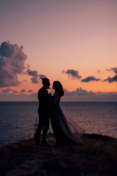 Silhouettes Happy Young Couple Guy Girl Background Orange Sunset Ocean — Stock Photo, Image