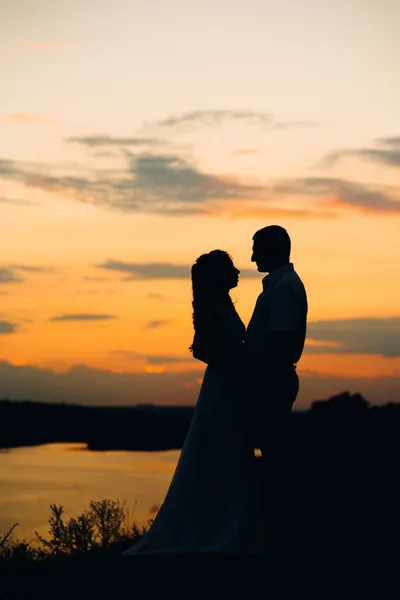 Silhuetas Jovem Casal Feliz Cara Menina Fundo Pôr Sol Laranja — Fotografia de Stock