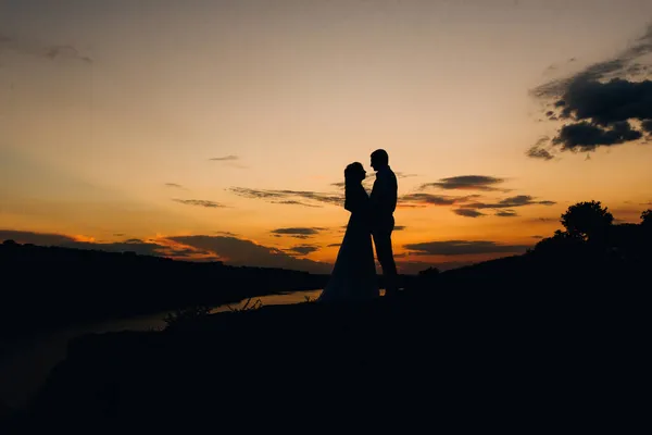 Silhouettes Happy Young Couple Guy Girl Background Orange Sunset Ocean — Stock Photo, Image