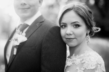 Damat ve gelin aydınlık bir günde dar bir nehrin kenarında yürüyorlar.