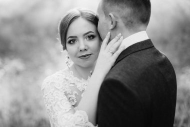 Damat ve gelin aydınlık bir günde dar bir nehrin kenarında yürüyorlar.